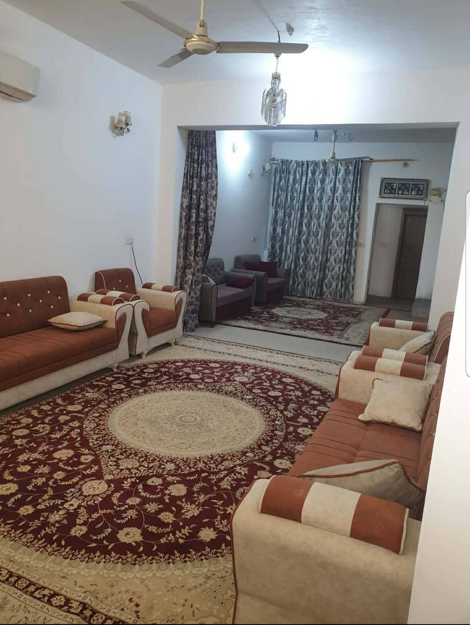 بيت بحي الفارس كربلاء مساحه 200 م 
مقابل حديقة حي الفارس 
قرب محطة وقود الفارس 
موقع جيد جدا طابق واحد طاول طابق الثاني غرفتين الاماميات مهيكلات فقط والطابق الارضي غرفتين و صاله واستقبال ومطبخ كبير حار وبارد للاستفسار الاتصال على الرقم ***********
