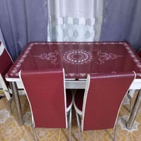 ميز طعام • ٤ كراسي • نظيف