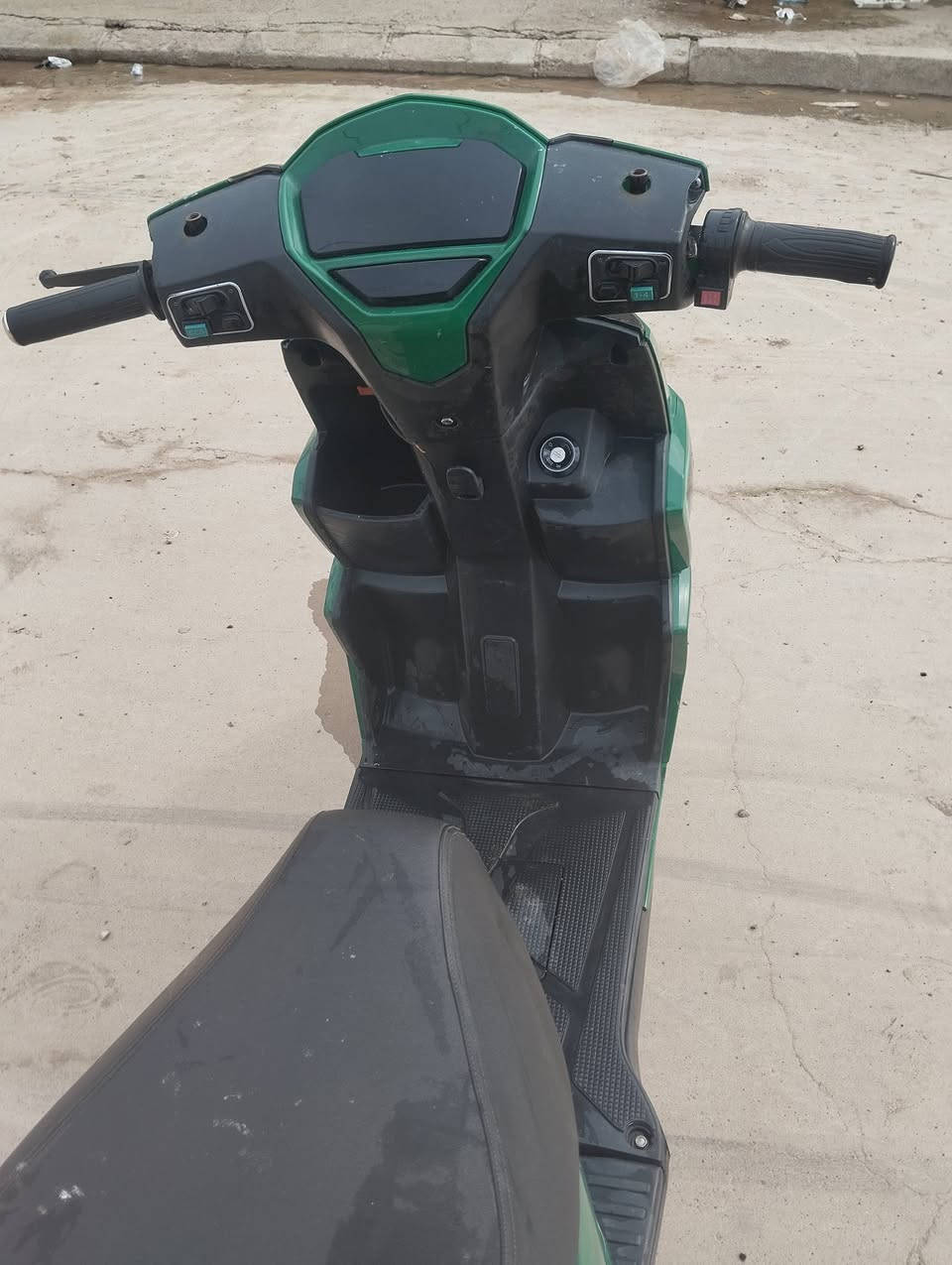 موصفات
6 بطاريات شرط 
ملف 2000حقيقي 
4 نمره 
لايتات اشاير كله شغال 
دررع نضيف لا كسر ولا فطر 
ما بي اي عطل عله شغال وكامل. سعر 375
مكاني مزارع زيونه قرب المرور 
رقمي ***********بي وتساب 
اخويه يرحم واديك مو شاري ومو عندك كلمه لا تخابر
