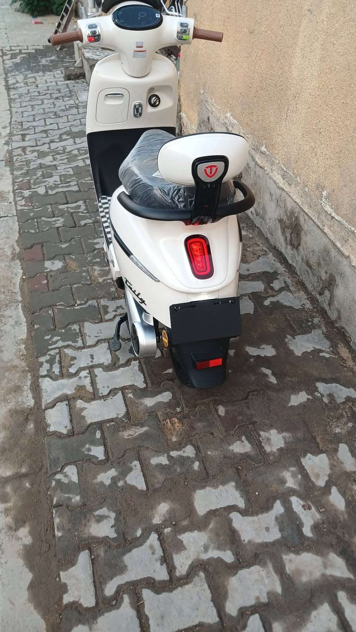 دراجه شحن للبيع 
جديده قبل يومين اشتريتهة مع ورقه الضمان 
دراجه بصمتين وسويجين 
ملف 3000 
6بطاريات دبل 
اناره LAD 
نظام 3 سرع 
استان صفح وتعليك 
نظام دبل اشاره 
مثبت سرعه 
نظام ADS بديل السكليتر اذا عطلت 
نظام البك R 
لايتات عالي وناصي 
تحتوي على جنطه 
مع الشاحنه 
السعر مليون 400 
للتواصل 
***********
متواجد واتساب
