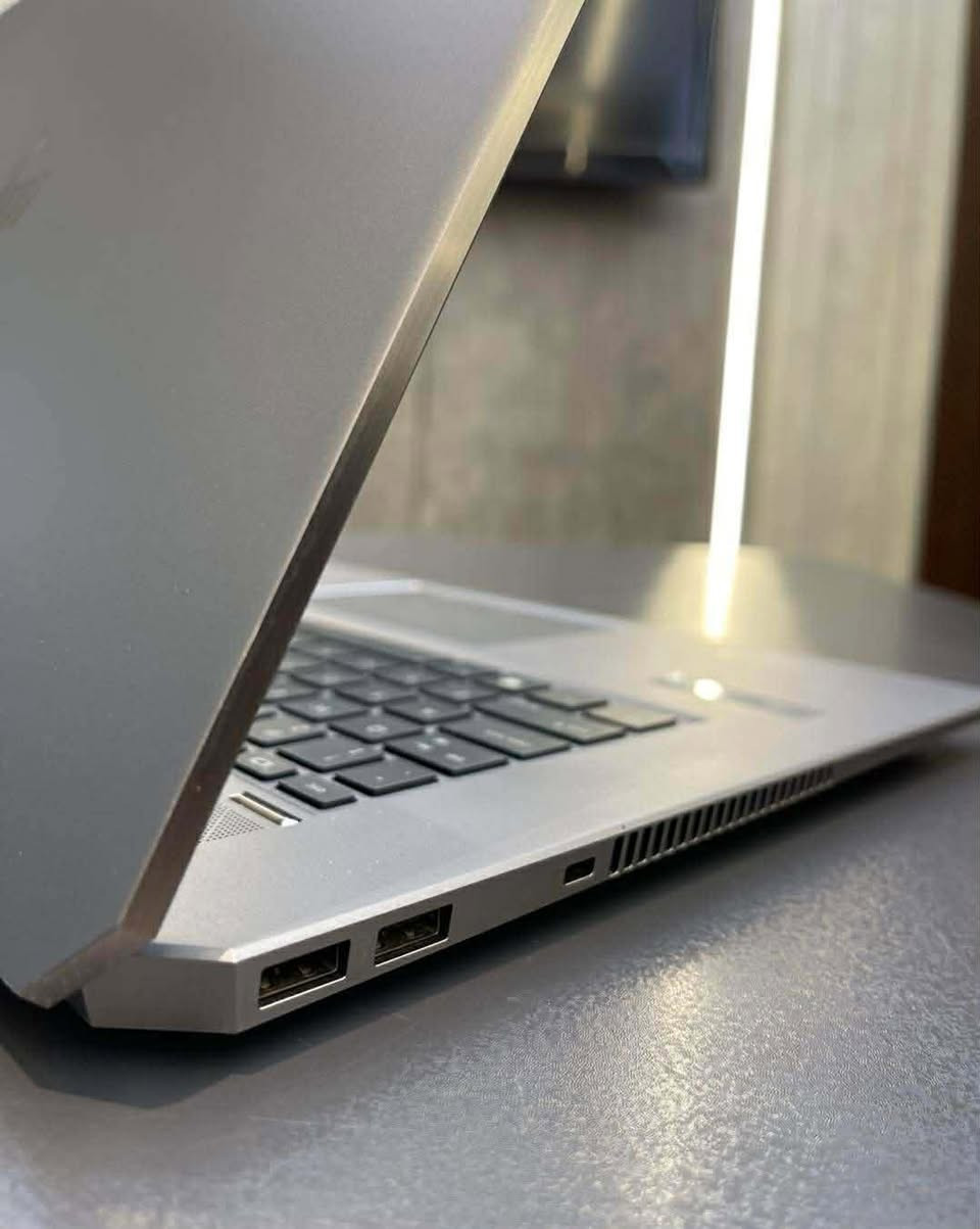 السلام عليكم شباب،

للبيع لابتوب غني عن التعريف، HP ZBook Studio 15 G5 Workstation. الجهاز نظيف جداً (كما موضح بالصور)، استخدام راقي للأداء العالي. مثالي جداً لمهندسي الجرافيك، المصممين، المبرمجين، والطلاب الذين يحتاجون برامج ثقيلة.

🔥 أهم المواصفات 

المعالج (CPU): Intel Xeon E-2186M (أداء يعادل i7 الجيل العاشر، فئة H القوية)

الذاكرة (RAM): 32GB DDR4 (قابلة للزيادة، )

التخزين (Storage): 512GB SSD NVMe 

كارت الشاشة (GPU): Nvidia Quadro P1000 4GB (مخصص للبرامج الهندسية والرندر)

الشاشة: 15.6 بوصة Full HD

نظام التشغيل: ويندوز 11 برو أصلي. 🏁

الميزات الإضافية: كيبورد ضوئي (عربي/إنجليزي)، بصمة وجه وأصبع، ومنافذ Type-C و USB متعددة. 🛡️ 

السعر : 600,000

للتواصل واتساب : ***********
