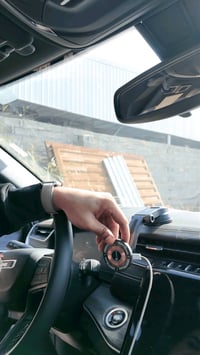 ستاند مع شاحن هاتف للسيارة السعر 10 الاف