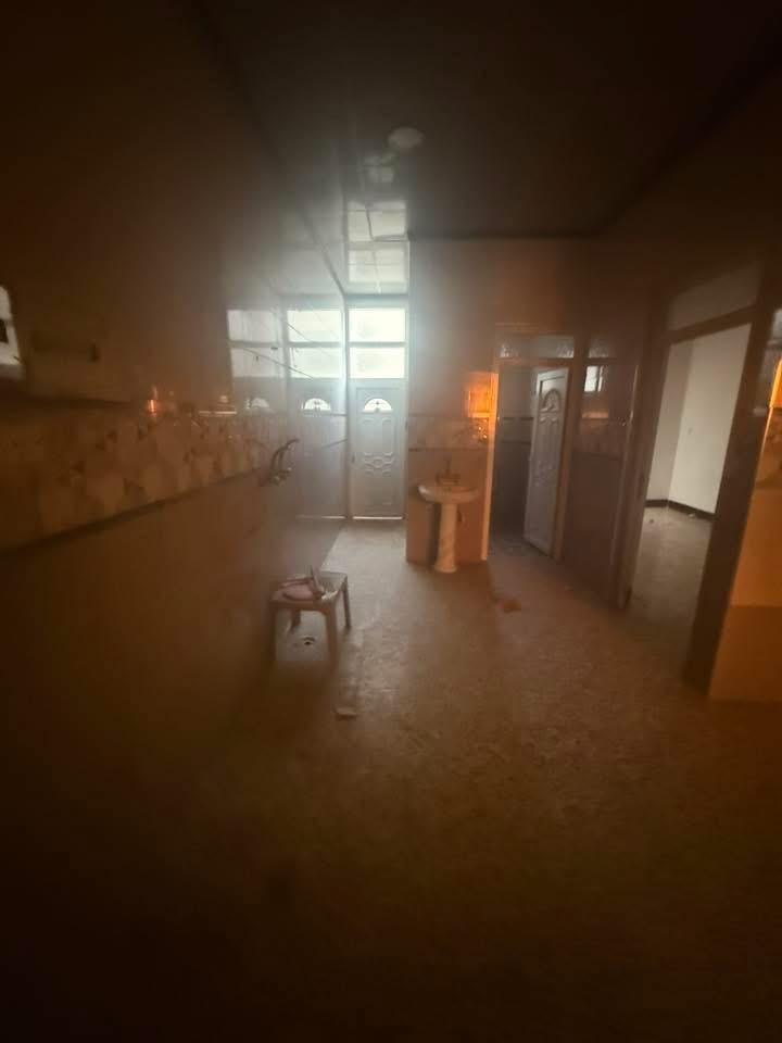 شقة للايجار في حي المزارع سعرالايجاره ٢٠٠ الف قفل                                                            تتكون من  ( استقبال-عرف نوم- صحيات - ومطبخ ) بناء 2023 التواصل على الرقم التالي:*********** /***********
