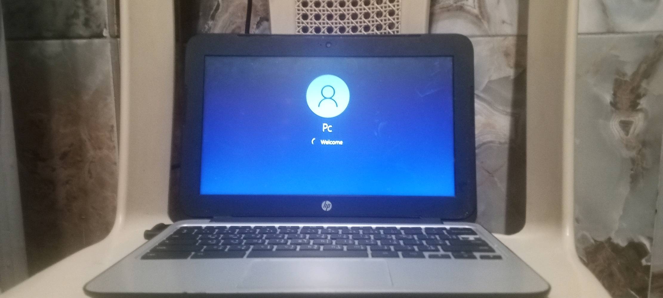 لابتوب اج بي حلوة النظافة 90% بس بيها مشكلة وحده ( البطارية بس بالكهرباء ) السعر 30 الف دينار الرقم فقط واتساب ***********
