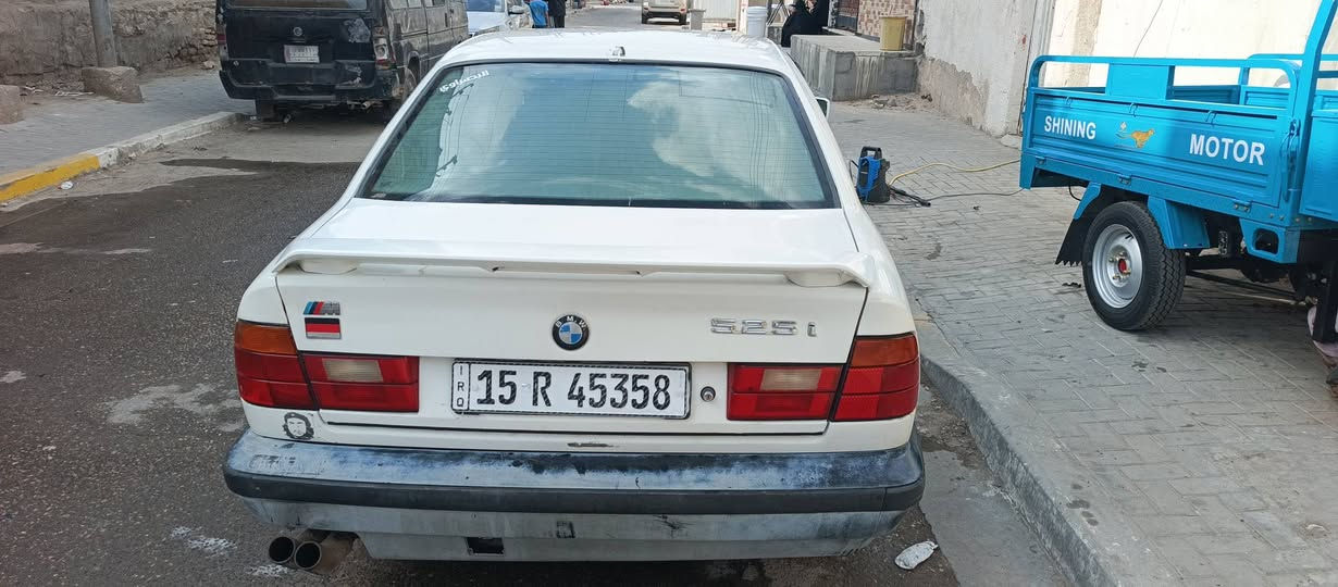 سلام عليكم.     بي ام دبليو.   525   موديل 1991 ابيض    محرك مفتوح 25  محرك وكير كفاله تخم تار حداديه جديده كدام وره  تبريد ثلج كهربائيات كله شغاله لايت عالي وكشافات زنون قفالات ريمونت  (سياره بسمي رقم نكليزي انبار سنويه 2031سعر 53وبيه مجال سياره مكانه البصرة) ***********
