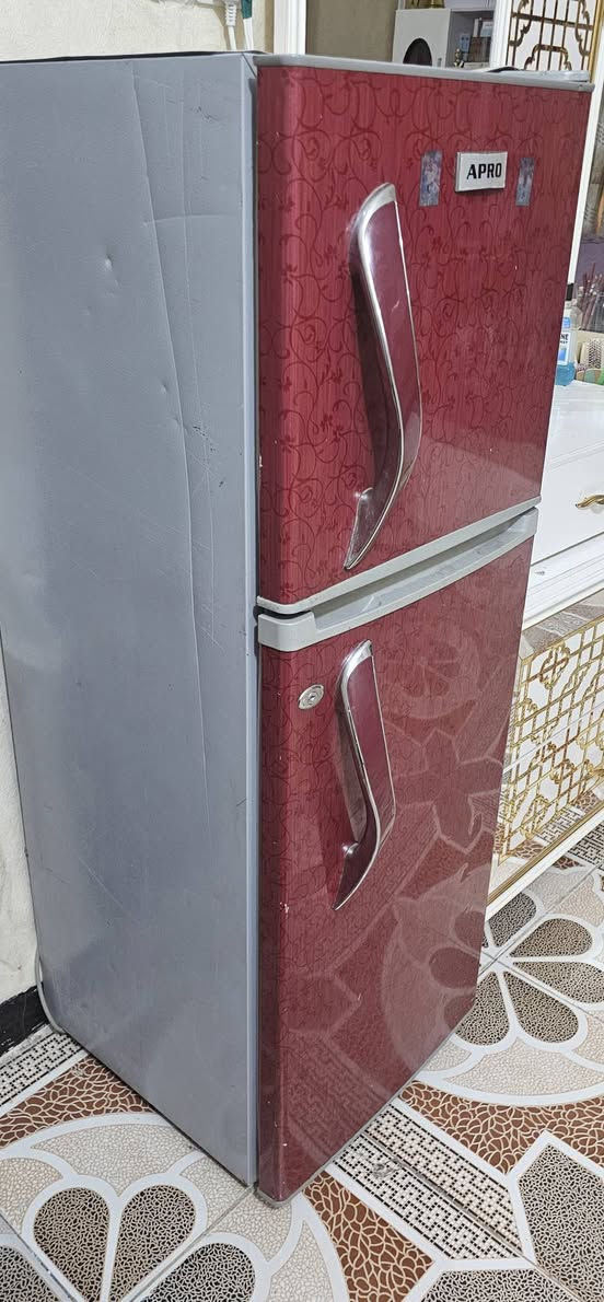 اعيد النشر بسبب الوعود الكاذبه
ثلاجه 9 قدم
نظافتها 100%

تبريدها فول والفريز ثلج 

سعرها 70 وبيها مجال بسيط
طولها متر و 27 
والعرض 45
مكاني يم مدخل الملعب
***********
