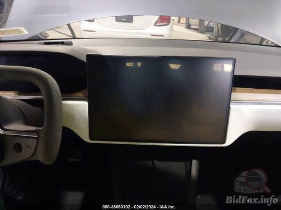 Tesla S
2022
Dual motor
Long Range 
32000 mile

35000 $

*********** واتساب
