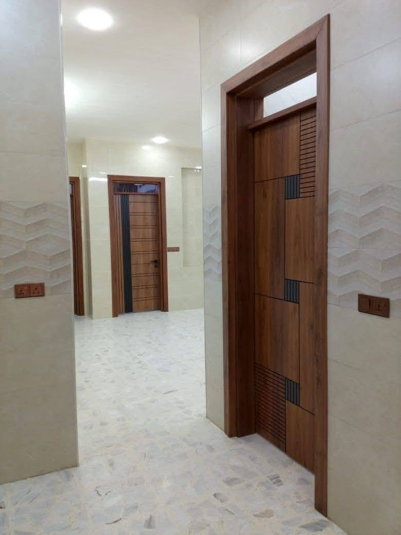 السلام عليكم بيت للبيع ٢٠٠ متر 25x8 الاورفلي الاستداره الثانيه قرب عماره الصادق ثلاث طوابق درج خارجي
يحتوي البيت ٨ غرف نوم ثلاثه منهن نظام سويت ٣ مطابخ حار وبارد واستقبال و٣ صالات ٧ حمامات مناور ٢وكل طابق تواليت خارجيه كراج سياره   
#للإستفسار***********
