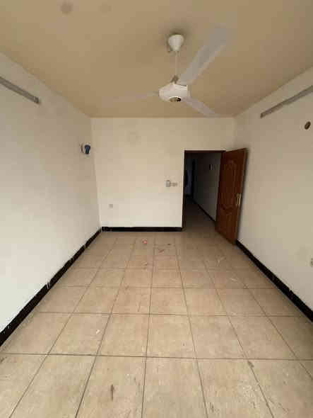 #للايجار__________في__________السيدية

بيت ١٢٠ متر مدخلين

يحتوي على ٤ غرف نوم صالة مطبخ 

خدمات عدد ٢ و كراج نظيف جدا

للأستفسار آكثر الأتصال على الرقم

***********

آو زيارة المكتب الكائن في منطقة السيدية 

شارع جامع الأقصى مقابل لحوم جويلي
