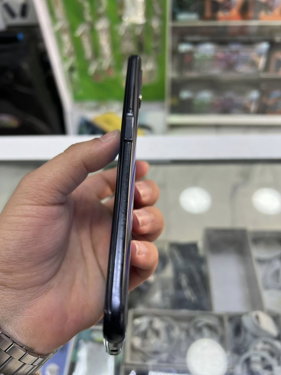 السلام عليكم جهاز y9sالمرغوب والغوي ذاكره128رام6جهاز شرط نضيف بمعنه الكلمه فقط كارتون بدون شاحنه السعر125مكتب حسين فون***********
