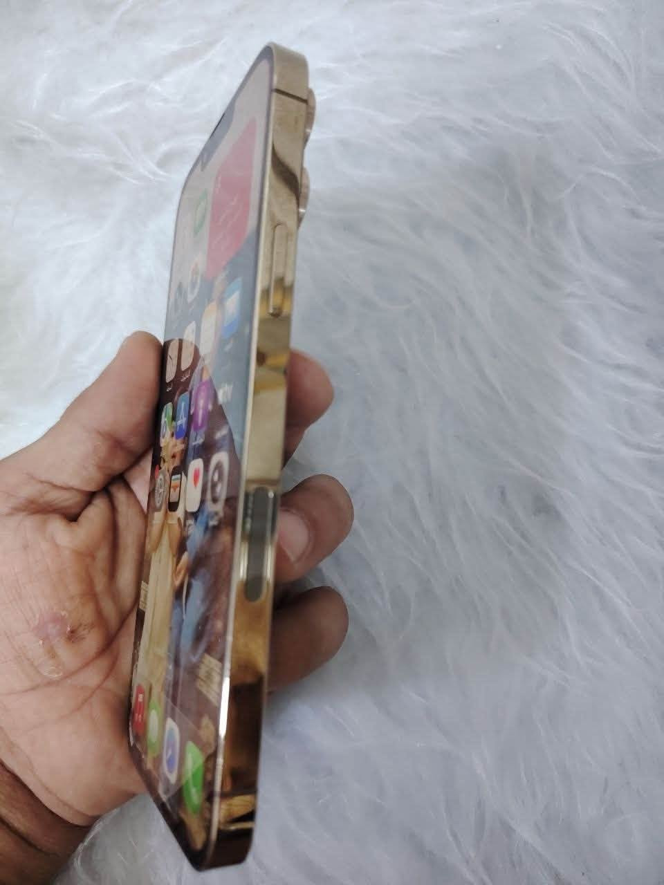 السلام عليكم عندي آيفون ١٣ برو ماكس لون مميز وحلو جهاز مكفول من الزلخ نضيف جداً فقط بطاريته (٧٨)
مع كارتونه وشاحنه 
السعر ٥٠٠ الف وبيه مجال للشراي. 
المكان بغداد 
للتواصل (***********)
