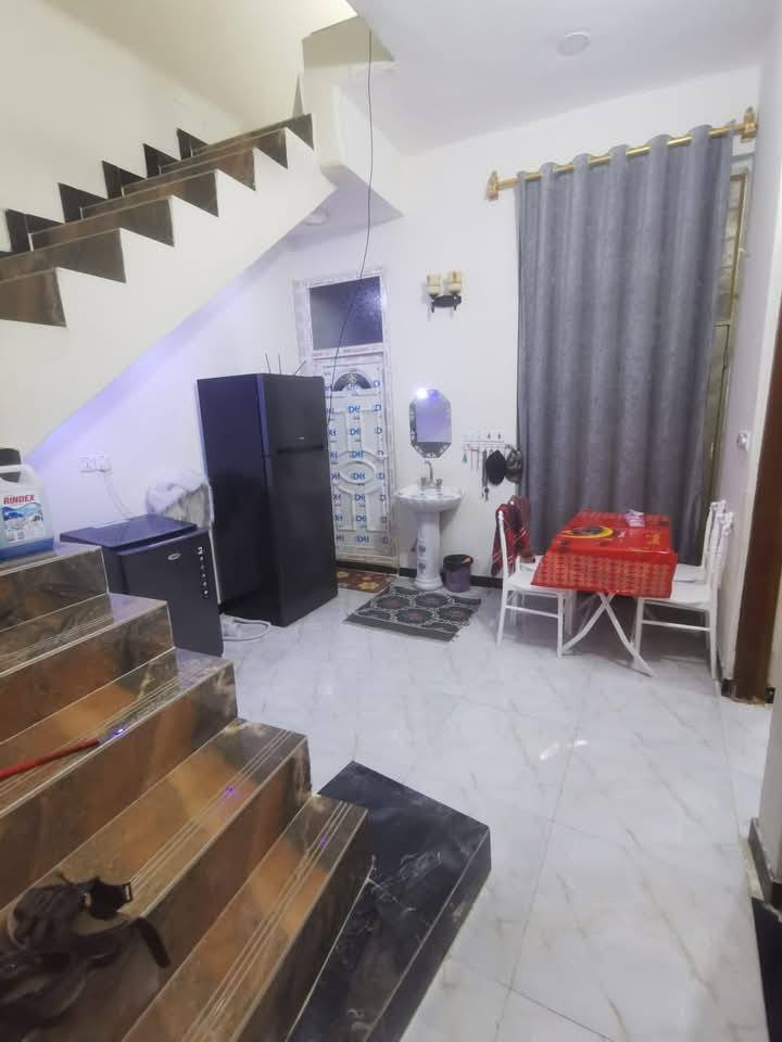 للبيع 69 مليون فقط عرض جديد 
يوجد لدينه بيت مساحته 101 متر حديث البناء 2025 يتكون من 3 غرف نوم مطبخ وصاله وصحيات دخليه وخارجه وصحيات طابق ثاني وطرمه وبيتونه البيت جاهز من كلشي والموقع مميز جدا ومتوفره جميع الخدمات يمه العنون البيت في ديالى بعقوبه المركز منطقه سوامره مدخل كنطره خليل باشه البيت ملك صرف زراعي سند 

يبعد على شارع العام خريسان وسوق بعقوبه المركز 20 دقيقة مشي والاستفسار اكثر اتصل على رقم مكتب دلاليه الربيعي يوجد وتساب وتفاصيل اكثر عن البيت

***********
