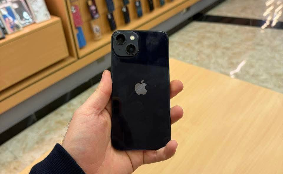 ايفون ١٣للبيع شخط واحد مابيه غراضه كامله كلها بطاريه ٩٩ ذاكره ١٢٨ سعر ٥٠٠ *********** لتواصل
