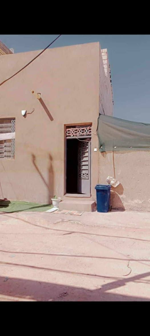 بيت للاجار كوفه قرب مسجد السهله قرب معمل الدبس
70متر يحتوي... 

صاله ومطبخ وصحيات 

والطابق الثاني  غرفه 

وصاله صغيره 

وسطح 

جاهز من واير مولده 

وتانكي وكيزر وماطور

ايجار الشهر150   مطلوب عائلة صغيرة


**إذا كنت صاحب هذا الإعلان وتريد حذفه لأي سبب، رجاءا أرسل رسالة إلى الدعم الفني**