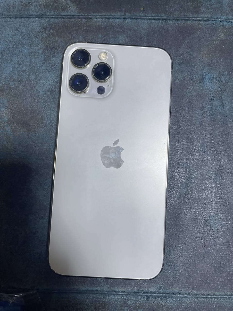 السلام عليكم
ايفون 12 برو ماكس ذاكره 256 بطاريه 78 بيه ضربه بسيطه ب شاشه 
***********
400 وبيه مجال
