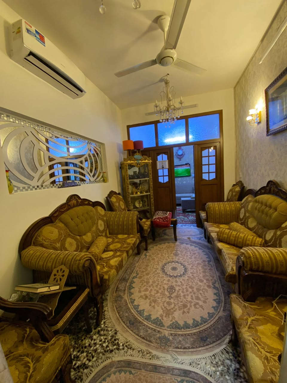 السلام عليكم دار للبيع الشالجيه الزراعي المساحه 100 متر. واجهه ٦ متر 
يحتوي على صاله و مطبخ و اربع غرف نوم  ( بناء حديث )
السعر ٢٧٠ مليون و قابل للتفاوض 

مكتب الابتغاء 
***********
