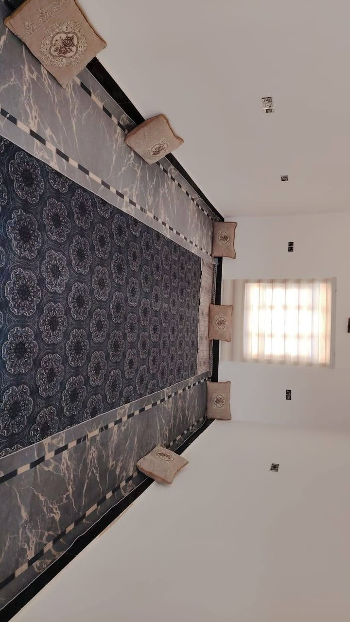السلام عليكم للبيع بيت طابو زراعي سند 25 مداور المكان حي منصور ع جهت السكه المساحه 260متر يتكون 2غرف وصاله ومطبخ وحمامات وبراني بناء بلوك وطابوك السعر 45 وبي مجال *********** بي واتساب
