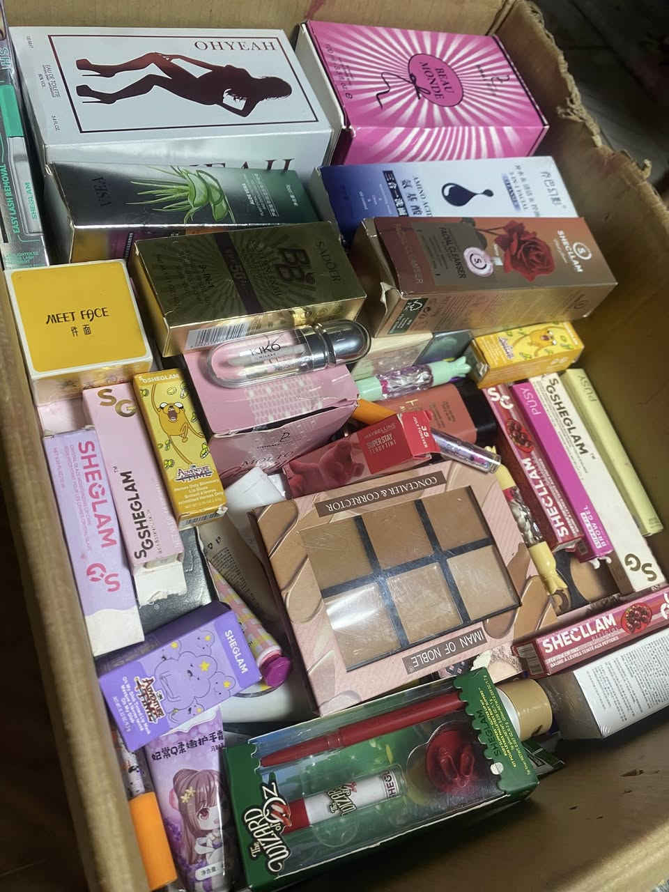 كارتون عطور وميك اب وعنايه العنايه كولها كوريه وميك اب ماركات شي كلام وكيكو وميبيلين وغيرها وعطور كولها كوبي ماستر بيها ثباتيه وتجنن الكارتون بيها 75 قطعة تقريبا او اكثر الي تريدها تدخلي خاص او واتس ***********
