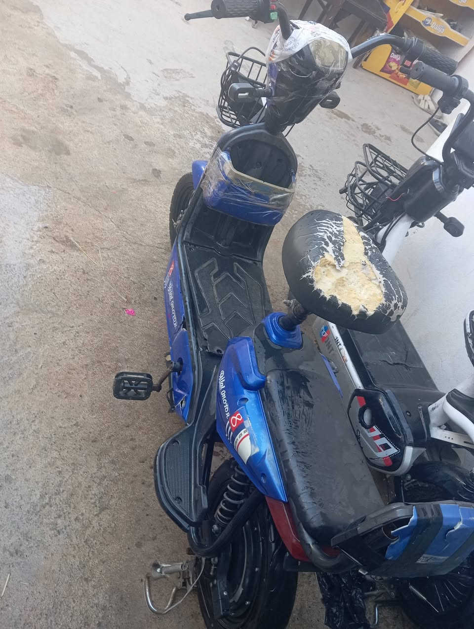 السلام عليكم عندي هذني ماطورين شحن البيع عايزهن بطاريات قفل 100اثنينهن بيع مستعجل العنوان بحركه ولي عنده الهند بطاريات اشتري


**إذا كنت صاحب هذا الإعلان وتريد حذفه لأي سبب، رجاءا أرسل رسالة إلى الدعم الفني**
