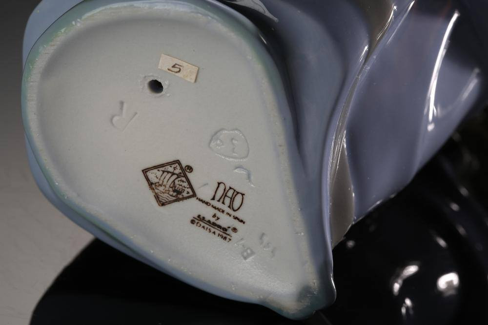 تمثال "ناو من لادرُو: فتاة مع جرو نائم 1029" المصنوع من البورسلين، هو تجسيدٌ دافئٌ للبراءة والسكينة، مُجسّدٌ ببراعةٍ في أجود أنواع البورسلين. تُصوّر هذه القطعة الفنية الرائعة لحظةً خالدةً من الرفقة والحنان، حيث تُصوّر فتاةً صغيرةً تُراقب جروًا نائمًا بسلامٍ في حضنها. المشهد يُعبّر عن الرضا والحب الخالص، ويُثير مشاعر الدفء والحماية.
صُنعت هذه التحفة الفنية بدقة وعناية فائقة تشتهر بها علامة NAO by Lladro، وتُصوّر الفتاة جالسةً في وضعية استرخاء، يعكس مظهرها وتعبيرها رقةً وحنانًا تجاه الجرو النائم. أما الجرو، المُلتفّ في وضعية مريحة، فيجسّد جوهر الهدوء والثقة، مما يُعزّز الرابطة الوثيقة التي تجمع بينهما.

تم تصميم زي الفتاة بألوان هادئة ورقيقة، مع تفاصيل دقيقة تضفي عمقًا وواقعية على القطعة. وقد تم تجسيد ملمس فراء الجرو بدقة متناهية، مما يُبرز المهارة الفنية العالية التي بُذلت في إحياء هذا المشهد. أما اللمسة النهائية اللامعة، المميزة لقطع NAO، فتُبرز ملامح التمثال الرقيقة والجمال الهادئ للحظة التي يُمثلها.

لا تُعدّ "الفتاة مع جروها النائم" مجرد قطعة ديكور، بل هي تجسيدٌ للحبّ غير المشروط واللحظات الهادئة التي تجمع بين طفلة وحيوانها الأليف. إنها بمثابة تذكيرٍ بالبهجة البسيطة والعميقة التي تُضفيها هذه العلاقات على حياتنا. يُشكّل هذا التمثال إضافةً مثاليةً لأي مجموعة، فهو يُناسب أولئك الذين يُقدّرون جمال اللحظات الرقيقة في الحياة والرابطة المميزة بين الإنسان والحيوان.

الأبعاد (الارتفاع × العرض × العمق)
: 7.5 × 3.5 × 3.5 بوصة

الوزن
13.6 أونصة
(السعر 30 ) والتوصيل مجاني ✅️🤍


**إذا كنت صاحب هذا الإعلان وتريد حذفه لأي سبب، رجاءا أرسل رسالة إلى الدعم الفني**