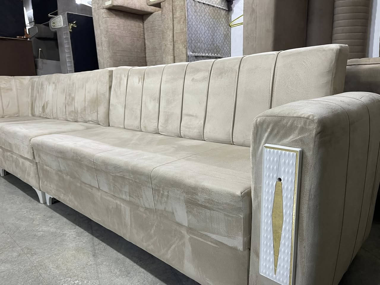 L
هاتینەوە بە ئێڵێکی لۆک بەکار نەهاتوو
 10 نەفەری فول دەست کردە تابڵێی تۆکمەیە
دیزاینێکی ناوازەی هەیە پەلەبکەن نامێنێت 
ژم***********
