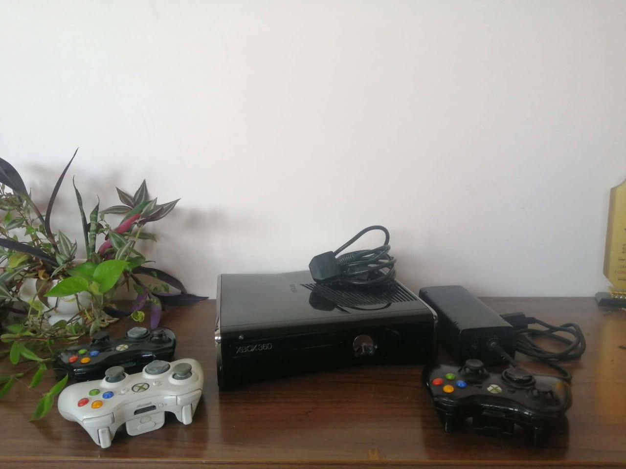 للبيع إكس بوكس 360 سليم (Xbox 360 Slim) أسود ملكي، الجهاز نظيف وجاهز مهكر . هارد كامل يحتوي على 74 لعبة منوعة وجاهزة للعب مباشرة (تشمل 27 لعبة من الوزن الثقيل و 47 لعبة خفيفة).
أبرز الألعاب الضخمة والشهيرة الموجودة:
أجزاء الحرامي الأسطورية كاملة (GTA V و GTA IV و GTA: San Andreas)
لعبة السيارات والتنافس الجماعي الشهيرة Blur
ألعاب كول اوف ديوتي والحروب (COD: Black Ops II و MW3 و CoD 4)
أسطورة السيارات والمطاردات (DRIVER San Francisco و Need for Speed: Most Wanted)
ألعاب كرة القدم (PES 2013 و PES 2018 المعدلة)
ألعاب القناص العالمية (Sniper Elite 3 و Sniper Ghost Warrior 2)
لعبة الرعب Resident Evil 4 
والمصارعة WWE 2K17 وباتمان 
باقة ألعاب أطفال وعائلة (ماين كرافت، سونيك، سبونج بوب، شريك، زوما، والطيور الغاضبة)
الملحقات:معه كافة وايراته الأصلية ومحول الطاقة، بالإضافة إلى 3 أذرع تحكم: يدين شغالات تماماً بس أزرار الـ RB والـ LB تحتاج تصليح  بسيط (تكلف شيء بسيط جداً بالمحلات)، ويد ثالثة عاطلة هدية مع الجهاز تفيد كقطع غيار.
السعر: 120,000 دينار عراقي (وبي مجال بسيط للشراي الصامل الفاحص).
الموقع: الموصل. لا يوجد توصيل
للتواصل والاستفسار يرجى المراسلة على الخاص.


**إذا كنت صاحب هذا الإعلان وتريد حذفه لأي سبب، رجاءا أرسل رسالة إلى الدعم الفني**