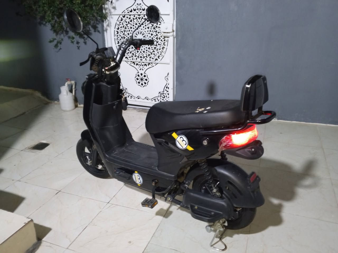 السلام عليكم دراجة شحن للبيع ما تمشي ما اعرف شبيها قيم واخذ نضيفه هذا رقمي ***********
