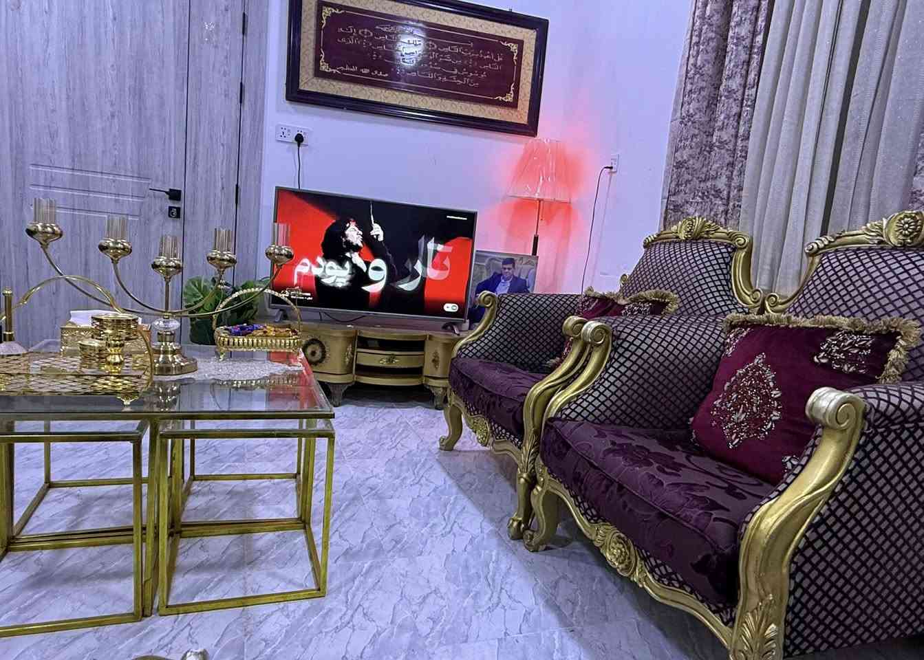 طخم قنفات ملكي امريكي ضخم وقوي ونظافه ٩٠٪؜ اربع مراسي وقنفه ٣ متر مع طبلات مع ميز شاشه مع البردات 
السعر ٦٠٠ وبي مجال ***********. العنوان بصره طويسه
