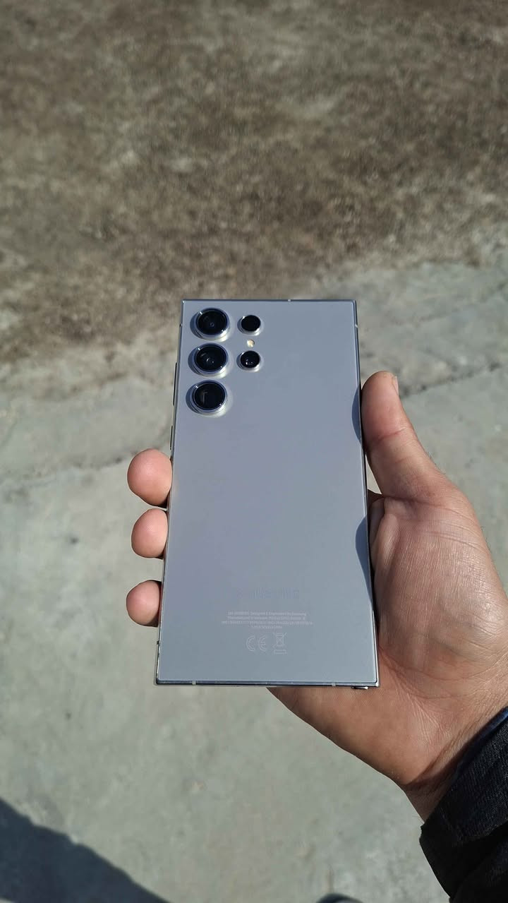 اس 24 الترا ذاكرة 256 العشوائية 12 
كامل ملحقاته كارتون وكيبل وحافظة 
عنوان البصرة كرمة علي السعر 950 وبي مجال رقم #***********# البصرة, العراق
