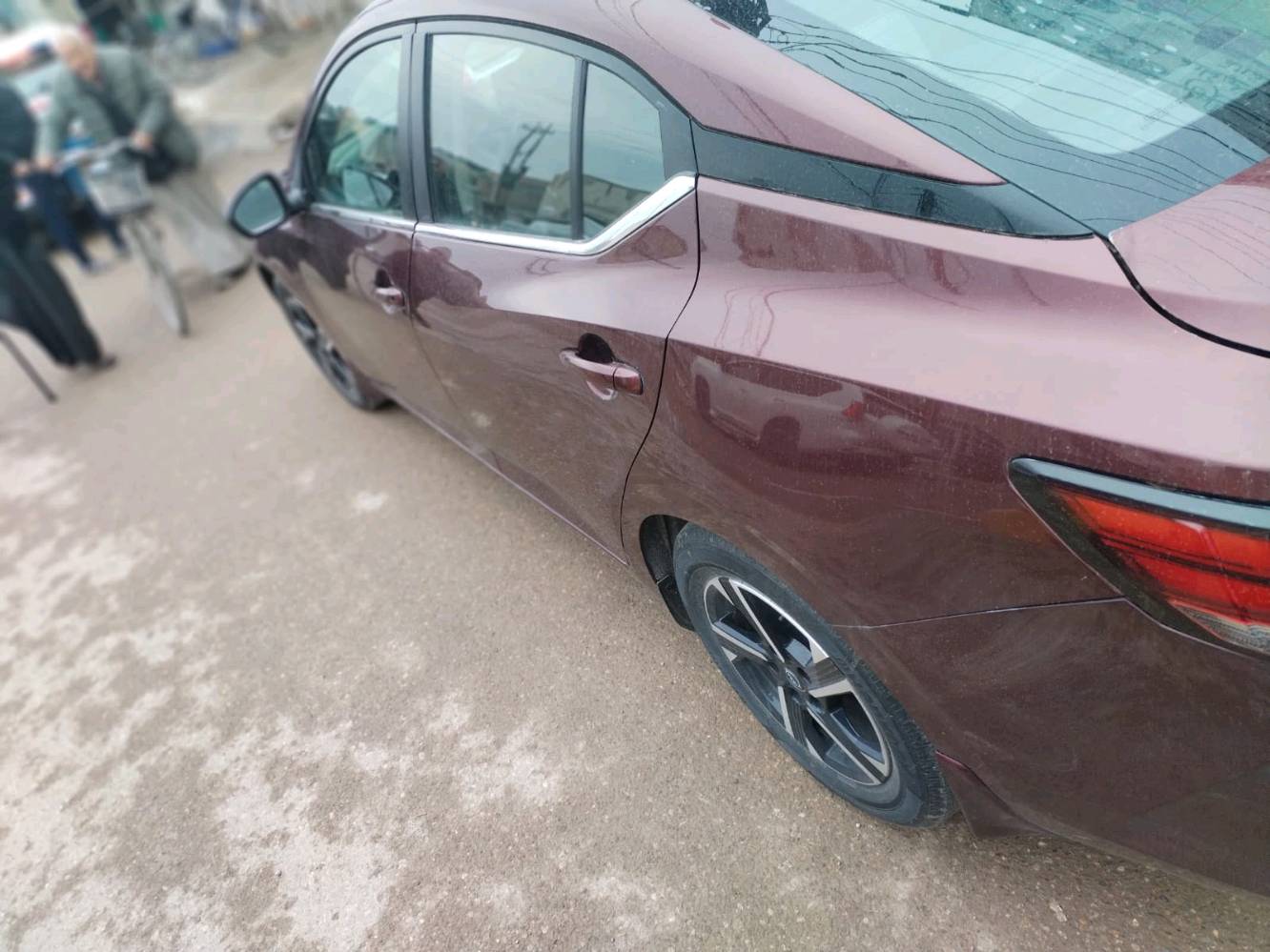 سيارتي نيسان سنترا موديل حديث لون عنابي بحالة ممتازة. تصميم أنيق ومبهر يلائم الاستخدام اليومي والرحلات الطويلة. السعر قابل للتفاوض وفيها مواصفات مميزة تضيف راحة وأمان أثناء القيادة. للمزيد من التفاصيل والتفاوض، تواصلوا معي.