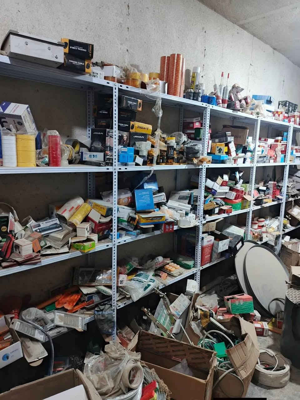 1 للبيع رفوف بعدهن جديدات 13 متر.                    2 للبيع جامخانه ثلاث امتار العرض الطول اثنين ونص    3 للايجار مكان مميز على ثلاث شوارع الناصريه الحي العسكري شارع المدارس ثلاثه عرضه طوله سته 350الف والكهرباء على المؤجر.                                      الجاد الشراء يتصل***********
