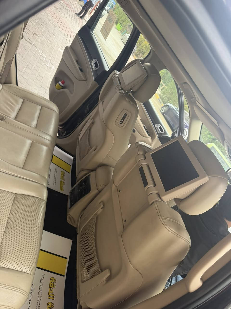 جيب كراند شيروكي لمتدد بلاص ام ال 3 شاشات
فول موصفات مكفوله كفاله عامه وارد خليجي
گير مكينه تبريد شرط الفحص من تبديل تعديل 
موصفات 1/1
محرك 3600 سته سلندر  
موديل 2020 
4x4 فور ويل 
المسافه المقطوعه 72000كم 
حساس امامي +جانبي 
حساس خلفي 
رادار بالمري عند الاشتياز 
هيترات مري 
سقف بنراما 
مري شفط 
دخول ذكي 
تشغيل عن بعد 
داخل بيجي 
ذاكر حفظ وظعيات الجلوس 
كشنات اماميه كهرباء
+تبريد + تدفئه 
كشنات خلفيه تدفئه 
استيرن كهربائي + تدفئه
مصابيح امامي LED
مصابيح زينون
زراگات ماء للمصابيح
كامره خلفيه 
شاشه كبيره 
ويل قياس 20 انج 
صندوق كهرباء
للاستفسار 
***********
