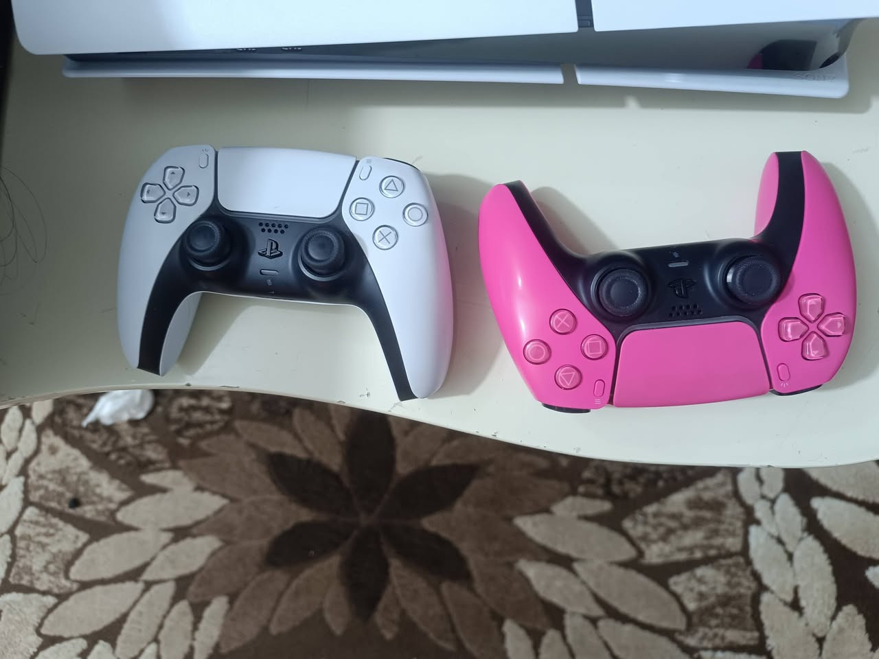 السلام عليكم 
بلي فايف سلم نضيف كلش استعمال قليل جدا 
كامل ملحقات كارتونتة وغراضة كلهة موجودة 
ويا جوستكات 2 لا تعليك ولا درفت 
وقرص قراند 5
و UPS 1500
سعر 750 
العنوان بغداد 
للتواصل ***********
