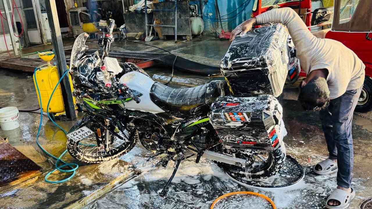 دايوان ادفنجر 300cc
موديل 2025
ماشي 19الف 
السنوية ضاعت من عندي 
وباسم ولد بلمدينه تروح اداور وطلع سنويه جديدة 

الدراجة جديدة 
ومحور ويل خلفي ويل كب 
الدراجة عليها صناديك GS
وعليها منظومة كاميرات ومنظومة gbs
وشاشة كاربلي 
بيها ملاحظات بسيطة

للاتصال *********** بغداد, العراق
