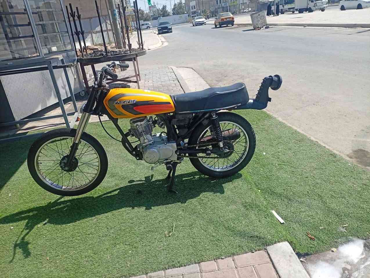 السلام عليكم دراجه للبيع محرك انيرجي اربع نمر موديل 14 دراجه تعميرتها شايله روحها زينه محرك شرط النعومه والقوه شراي يجي خاص ***********)(سعر 325 بها مجال بسيط
