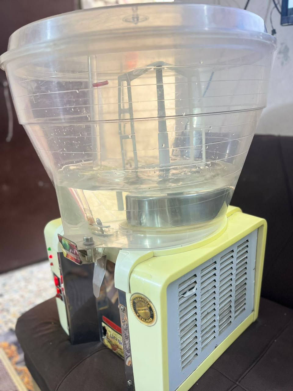 براد لبن او عصير للبيع بسعر مناسب اتصل متواجد هنا ‏‪0773 809 3406‬‏
