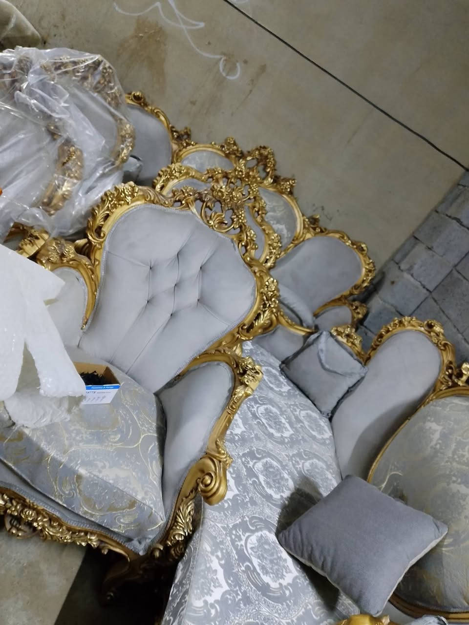 عرض خاص آخر قطعة  ملكي جديد مامستخدم قنفتين و4 كراسي 6 قطع فقط 650 معرض ومزاد ام زهراء ***********
