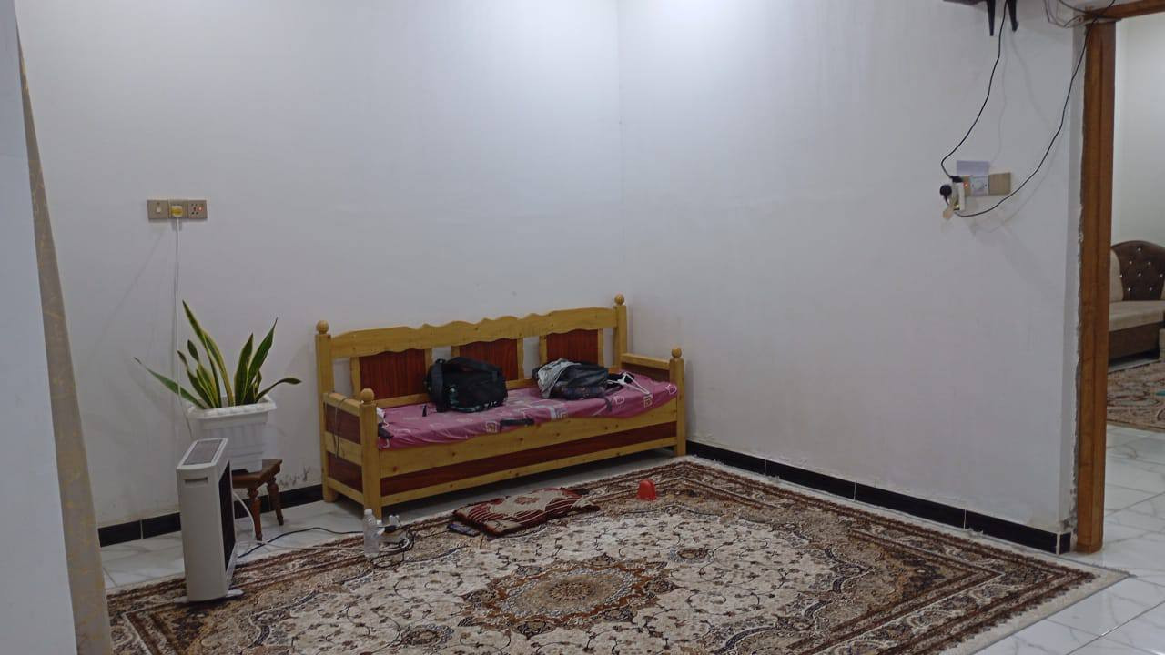 يتوفر لدينا دار طابو صرف عرصة ٢٥٠م يحتوي على غرفتين نوم وصاله ومطبخ وصحيات داخلية وخارجية مع كراج وحديقة حسب ما موضح في الصور بناء جديد طابوق العنوان ابي الخصيب حي العسكري قرب دائرة الكهرباء يقع البيت على شارع ١٥م
السعر المطلوب   150 مليون بي مجال 
***********    محمد 
***********.  سيد مرتضى
