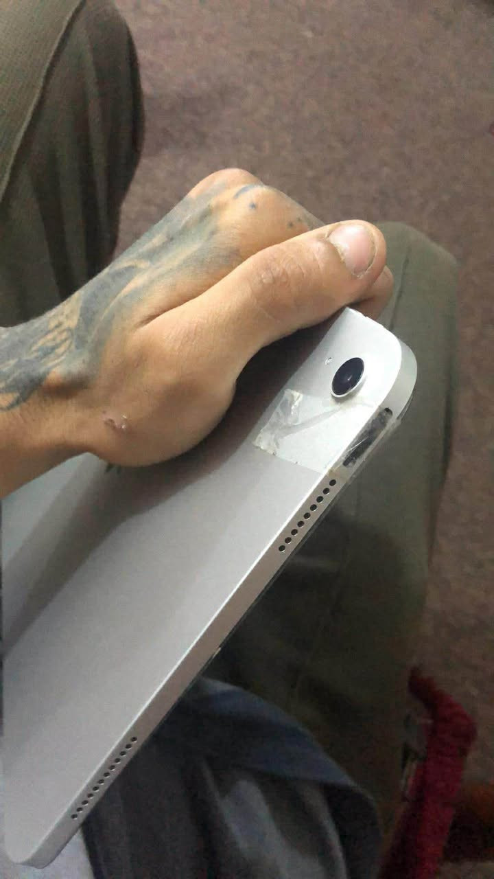 سلام عليكم ايباد 11 A16 / ذاكره 128 بطاريه 100 عدد دورات الشحن 95 بعدة بضمان ينتهي الضمان بشهر 9 نضيف كلشي مابي  غ راضه كامله ويا فقد زر التشغيل مخلوع شكل عندي وخلعته وما مأثر عل جهاز ابد تشغله طفي طبيعي الله شاهد وتكدر تبدله دكمه ب 15 الف ولجهاز ما مفتوح ابدً نضيف وتاخذه عل فحص سعرة 325 بي مجال حك جيه مكاني بغداد وهاذ رقمي شراي تفضل خاص مو شراي لاتعبني فدوة ***********
