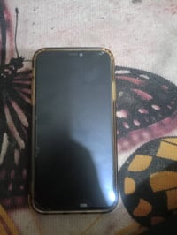 ايفون 11 عادي جهاز نضيف بطاريه77 بلادي  مكلف بل نشر رقم صاحب تلفون 077...