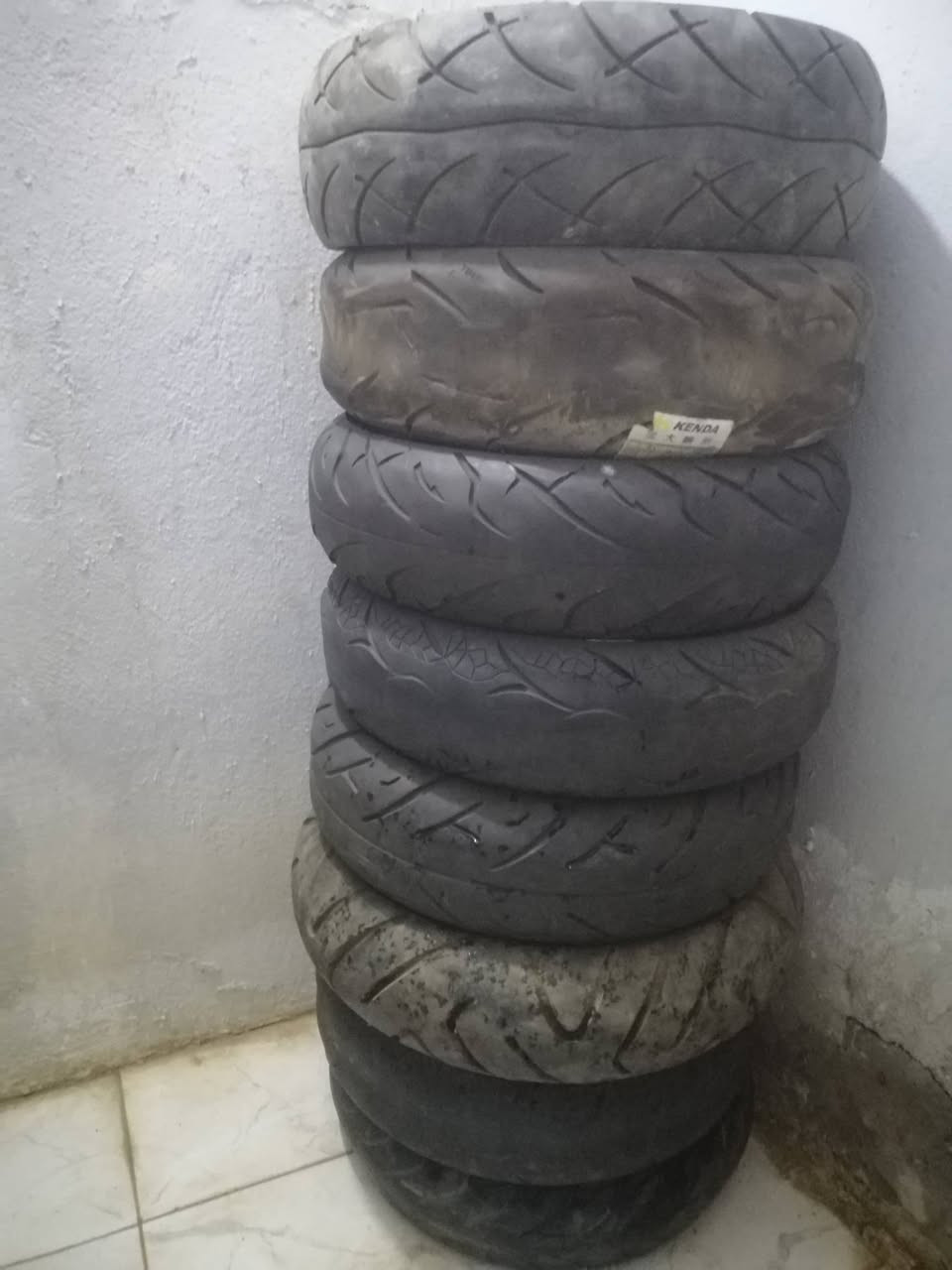 سلام عليكم 
تايرات حجم 12 سكنس عام
حاويه تارات نضاف بيهن جلاتين ورياضي
مكاني نجف ابيع جمله ومفرد ***********
