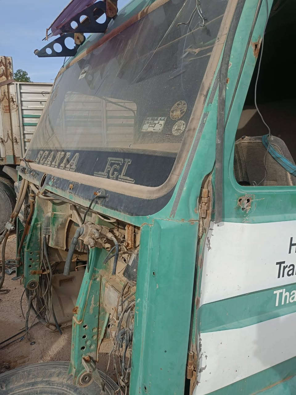 السلام عليكم قماره سكانيا بطه للبيع كامله وجديده غطره صبغ مابيها جسورها جدد ودواخلها كامله ‭٠٧٨٠ ١٢٤ ٩٣٧٧‬
