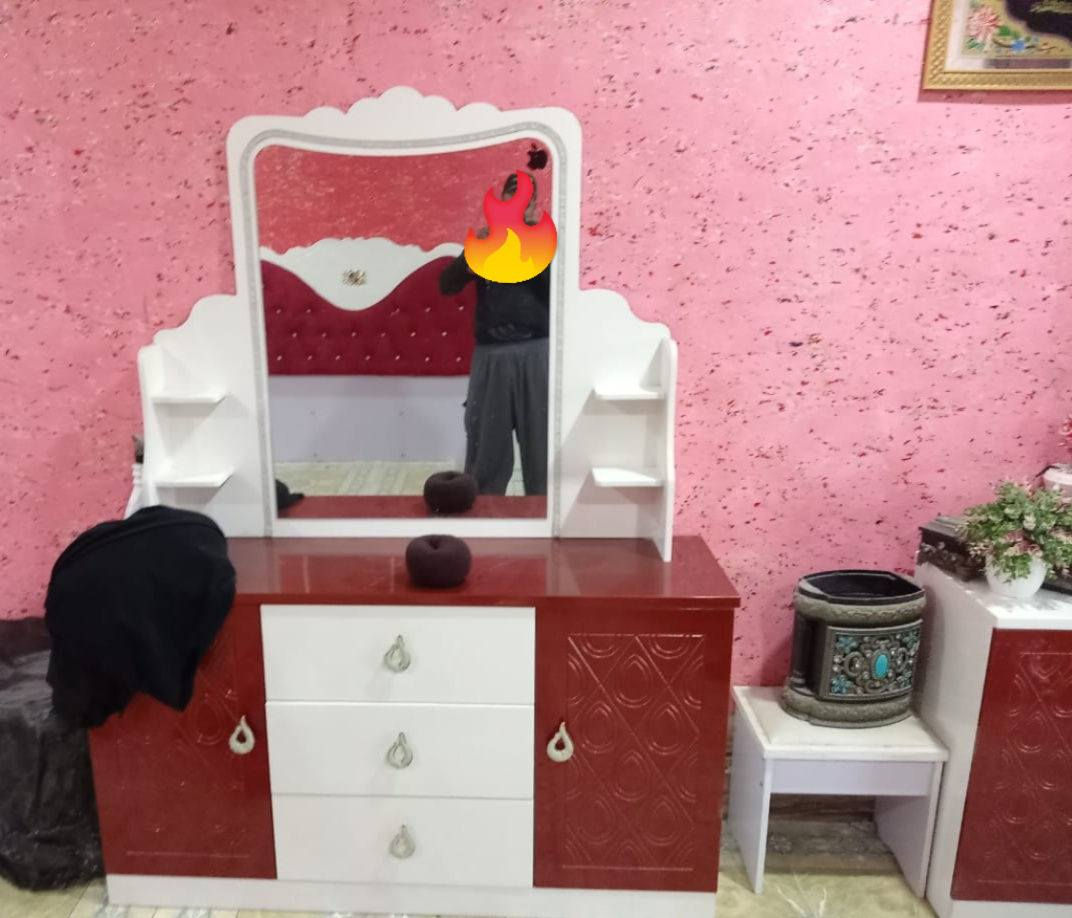 غرفه اخشاب للبيع مستخدمه شي بسيط متكونه من 6قطع السعر مليون وربع وبيها مجال العنوان الضلوعيه للتواصل على الرقم التالي /***********
