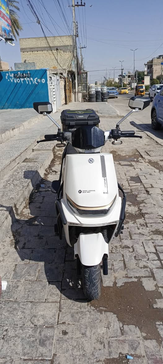 سلام عليكم دراجه شحن للبيع اشاير شغاله عالي ناصي زنون هورن شغال دراجه بصمه وسويج 4 سرعات سرعه 80  جنطه حجم كبير تايرات جدد شاحنتها موجوده الاصليه بطاريات 6 مسطرا حجم كبير   واكفلها الك من التاير للتاير سعرها 750 وبيها مجال مكاني بغداد الشعب  رقم تليفوني ***********
