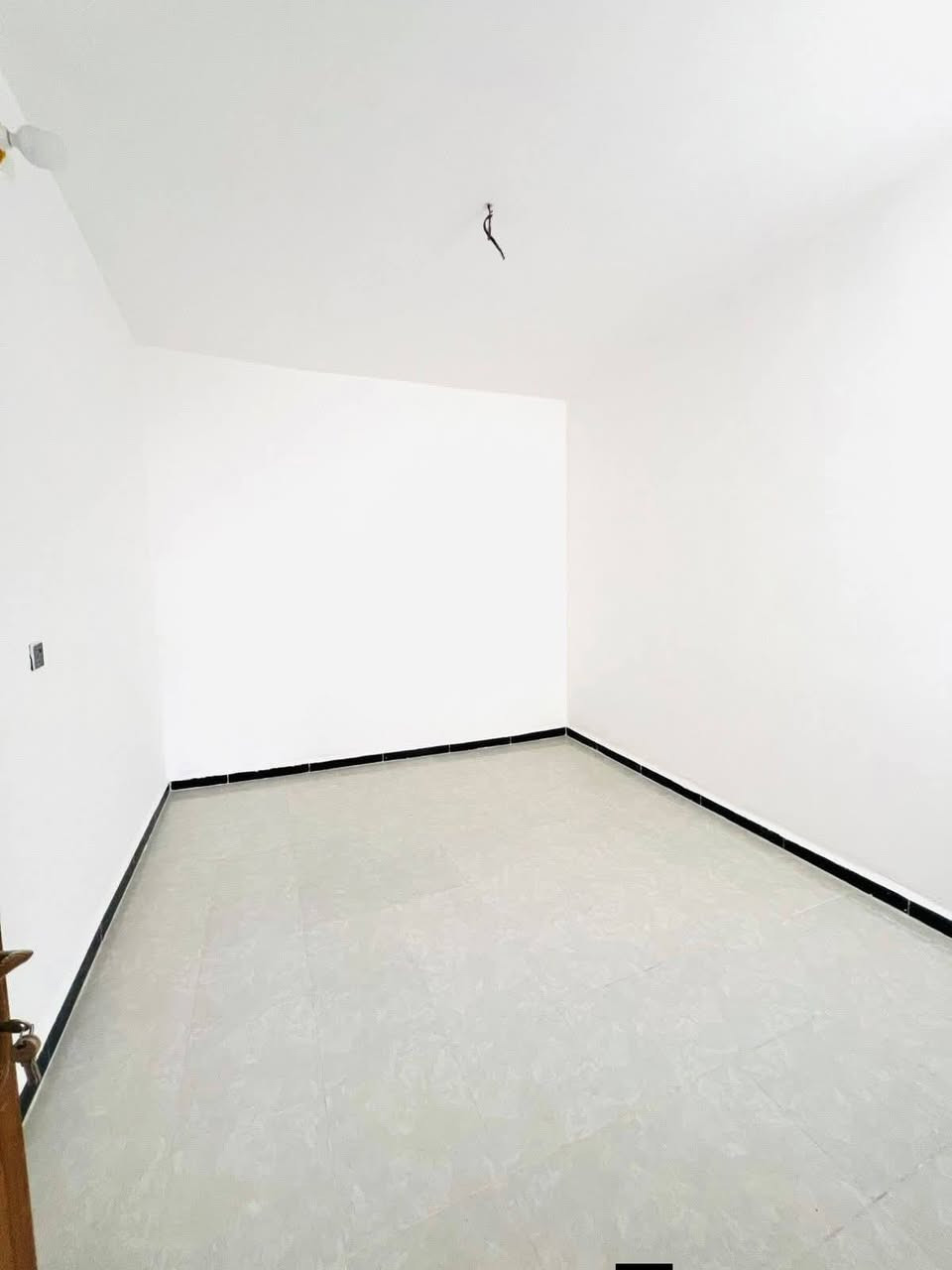 المساحه 120 متر مربع 
💰 السعر: 47 مليون (قابل للتفاوض)
🏗️ البناء: طابوق  جمهوري
🏠 الأساس والسقف: صب كونكريت مركزي 

مواصفات البيت:
✅ غرفتين نوم 2 
✅ أستقبال 
✅ صالة 🛋️
✅ مطبخ 🍽️ 
✅ صحيات 🚿

الخدمات المتوفرة:
🔹 ماء 💧
🔹 كهرباء ⚡
🔹 شوارع مبلطة 12 متر  🚗
🔹 مدارس قريبة 🏫
🔹أنترنيت ضوئي 
🔹 خط مولده 
📍 الموقع: النجف – حي ميسان، شارع الزوار 
خلف سكلة الكرعاوي
📜 طابو زراعي (قرار 320 )مشمول بالتطويب 

📞 للتواصل: ***********

(ملاحضة ) متوفر لدينا كافة المساحات والدور  ألسكنية وعرصات 
وأراضي زراعيه
