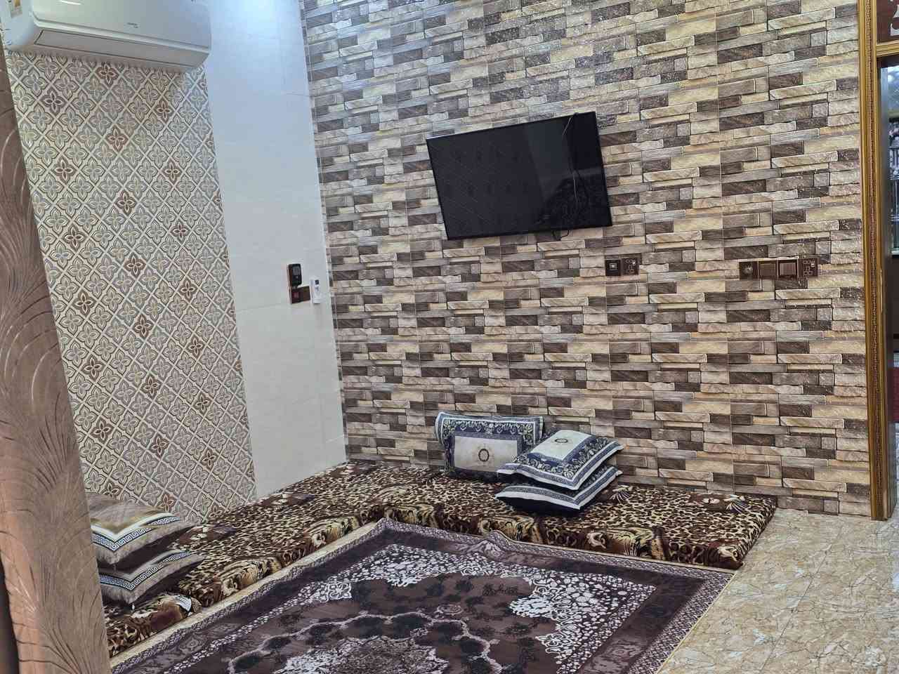 السلام عليكم ورحمة الله وبركاته 
دار للبيع المساحه 150م.طابقين    واجهه 11نص نزال 15م يحتوي الدار على 4غرف منام مع سويتات لكل غرفه وهول وصاله 7×5 ومطبخ  وصحيات داخليه وخارجيه #
العنوان التاجي الشيخ حمد نزلت مصطوصف الشيخ حمد 
للاستفسار الاتصال على الارقام الاتيه كورك ***********واتساب 
اسيا ***********
