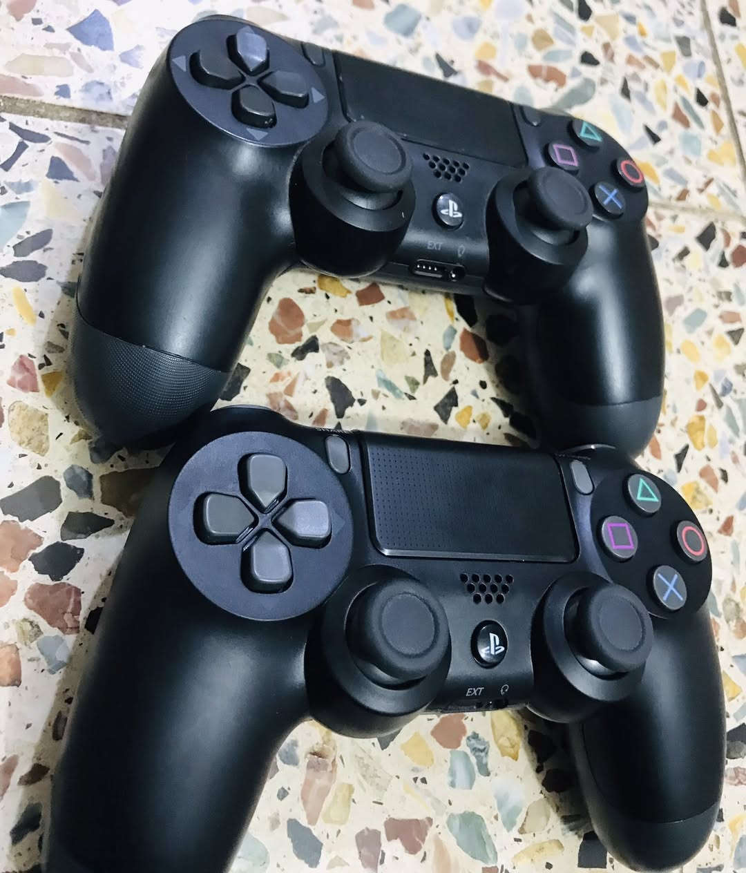 Ps4 fat لون طافي مو لامع باب اول
ذاكرة ٥٠٠ / نظام ١٣.٥٠ لوك ستيكر الجهاز جدا جديد لكن تفتحه ع ايدك يراد له تبديل معجون حراري + العدسة تريد تسويها تريد لا كيفك القرص اول مرة تخليه يخرج مرة الثاني يشتغل طبيعي ..
ملحقاته :
كيبل اج دي
كهرباء 
واير شحن
أثنين جوستك
مكاني بغداد متوفر توصيل
خلي سعرك واني ادخلك بدون كسران


**إذا كنت صاحب هذا الإعلان وتريد حذفه لأي سبب، رجاءا أرسل رسالة إلى الدعم الفني**