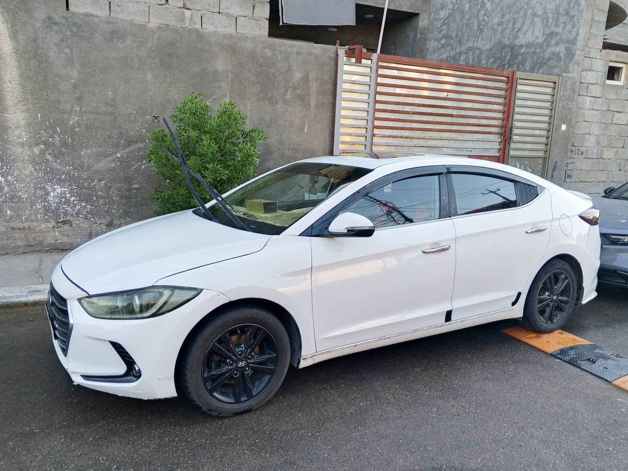 سلام وعليكم عل بركة الله 
التترا موديل 17 خليجي محرك 2000 فول مواصفات عدا البصمه 
مكفوله من الحادث سياره ماناقصه كلشي تشغل وتطلع ترايك للبصره السعر 135 وبيه مجال لشراي سياره باسمي 
رقمي *********** واتساب متواجد 24 ساعه
