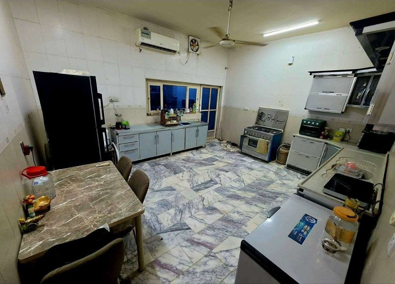 مكلف بالنشر
دار للبيع في حي الصحة شارع الجزرة فرع بيت المستشار  
مساحة 200 متر واجهة 10 و نزال 20 
البيت سند 25 باسمي 
وحدات البيت غرف نوم عدد 2 و مطبخ و صالة و هول و صحيات عدد 2 و مخزن صغير طابق ثاني 

عرض الشارع 6 متر 
السعر 175 و بي مجال بسيط 
للتواصل ***********
