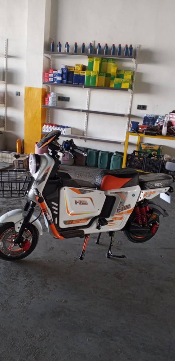 دراجة شحن h900  
2025
شركة his
5 باتري 
بصمتين يد وسويج 
بريك هيدروليك 
صندوق خزن 
انارة زينون مع بومات عمل شركة 
السعر 550 
***********
قرية شميط
